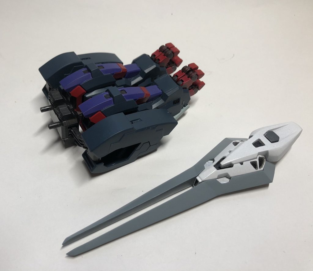 Tブースターは前腕の分割線を変更した他は隙間埋めたり指を分割した程度でほぼキットそのままです。
バイデントはプラ板とポリパテでスクラッチ。裏側にはネイキッド用のグリップとTブースターへのマウントラッチも再現してます。