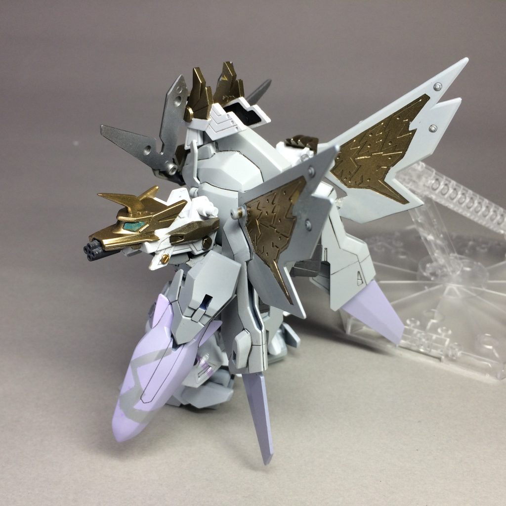 カラーリングやシールドのパターンはゼータガンダム3号機初期検証型をモデルにしています。