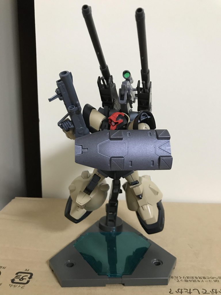 装備されている実体盾は希少素材に特殊なコーティングを施したものであり、スクリーミングニンバス非使用時においてもビーム兵器の直撃から機体を守る強固さを誇る。その性質上、打撃武器としても使用可能。