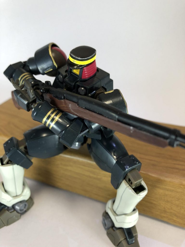歩兵銃を構えてのショット。頭部はパテとプラ板で作成。雪深い場所での作戦が多い為ひさしが大きく改造されているという設定です。