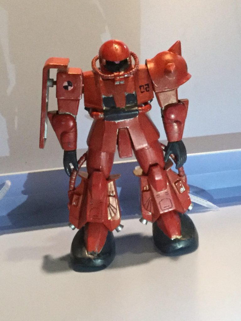 正面から。
マーキングの白部分がなかなか乗らずに苦労しました。