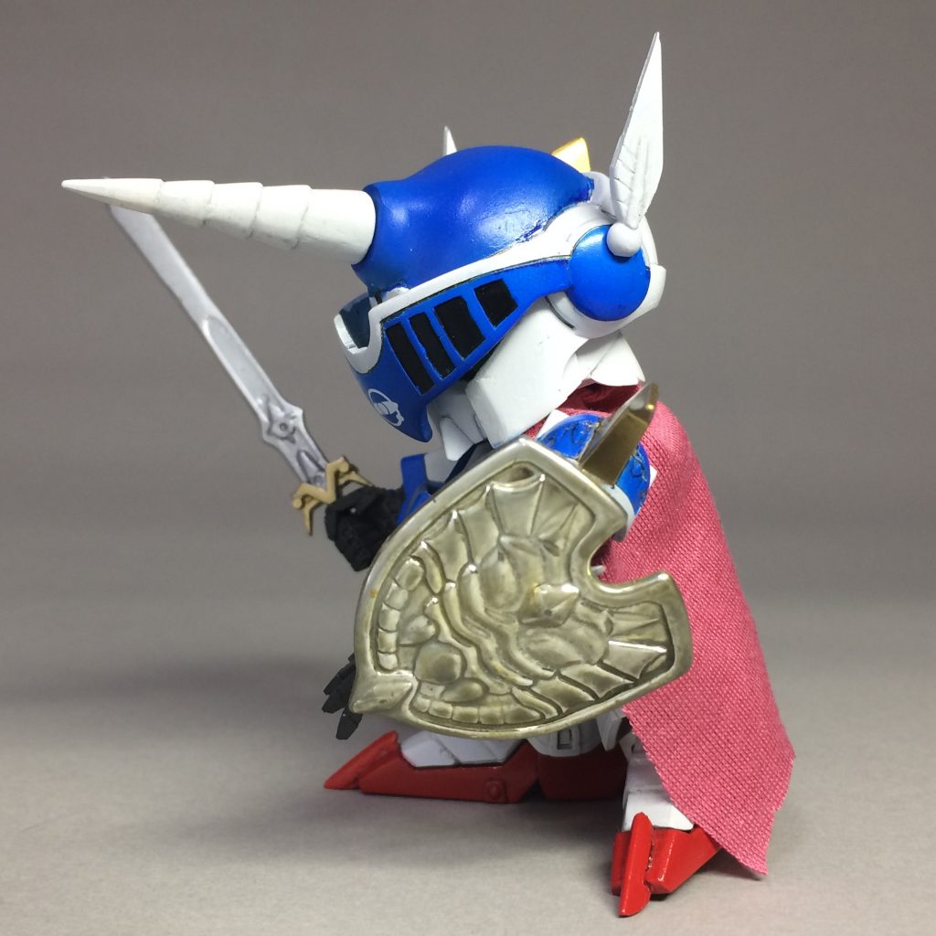 バイザーを下すことができます。
耳(?)の羽根の位置も剣士ゼータと聖龍騎士ゼータガンダムでは微妙に異なるので再現しています。