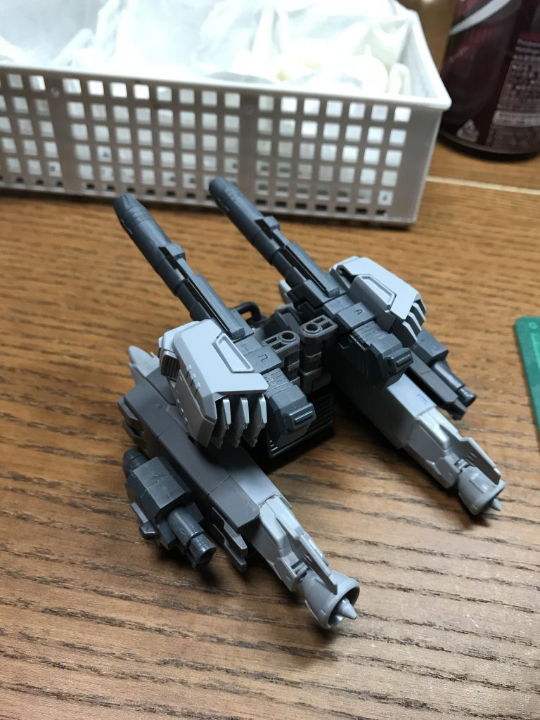 キャノンは、ビームキャノンのイメージで、排熱機構を想像できるジェネレーターっぽいパーツを付けました。それとエンジンカバーと、ミサイルもつけました。