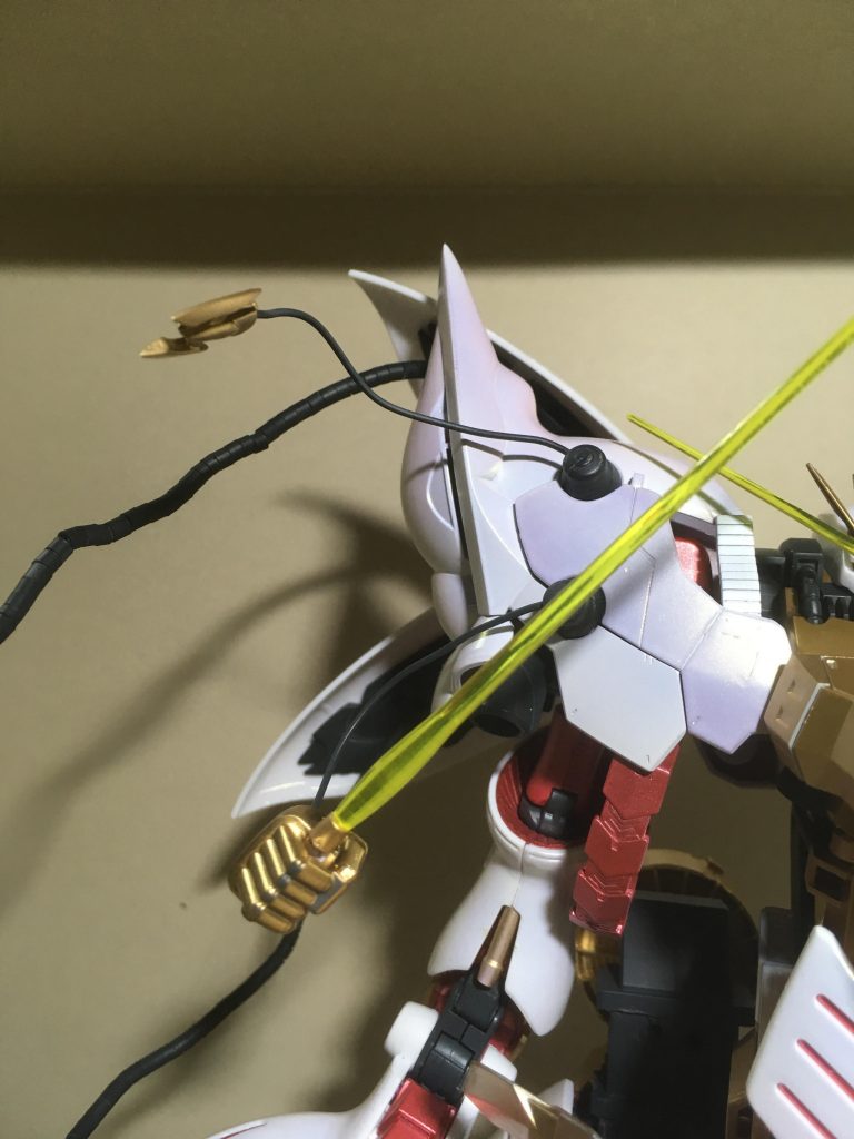 近接戦闘の時に使用するビームサーベルと敵をMSジャックを搭載したクローです。死角である超近距離の対策でもあります。