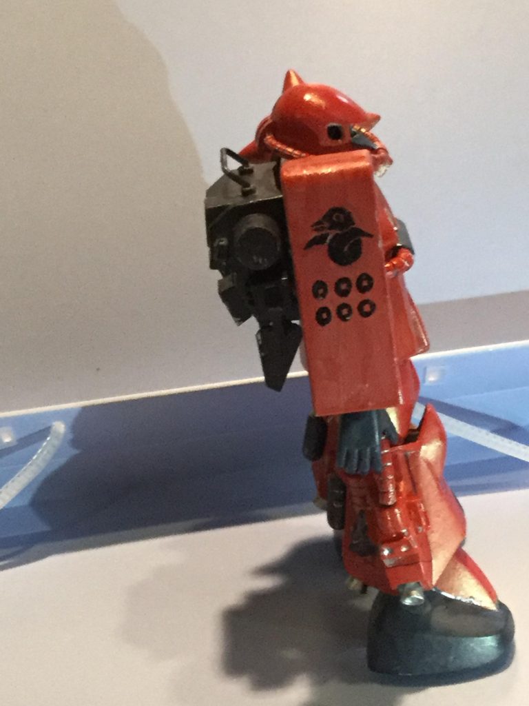 右側面。
真っ赤なカラーリングにちなんで、シールドに結び雁金と六文銭のマーキングを施しました。
パイロットはかつて日本の信州に住んでいた一族の末裔という設定です。