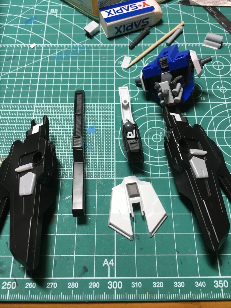 メガビームライフルから切り取ったプレートはバックパック裏に接着。バックパックはボールジョイントでずれやすいので、L字型プラ材を接着してずれにくくしましたが、あまり意味がなかったかも?