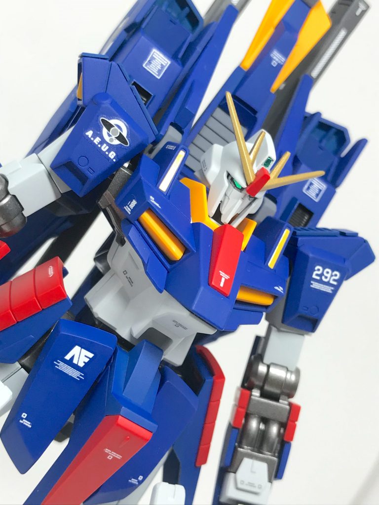 フロントアップビューです。
ボディー（特に胸）が太く感じたので
ZZⅡのものと置き換えてみましたが、
目論見通りスタイリッシュになったと
思います。
また、肩は ZⅡですが腕はZZに置き換えて
ます。