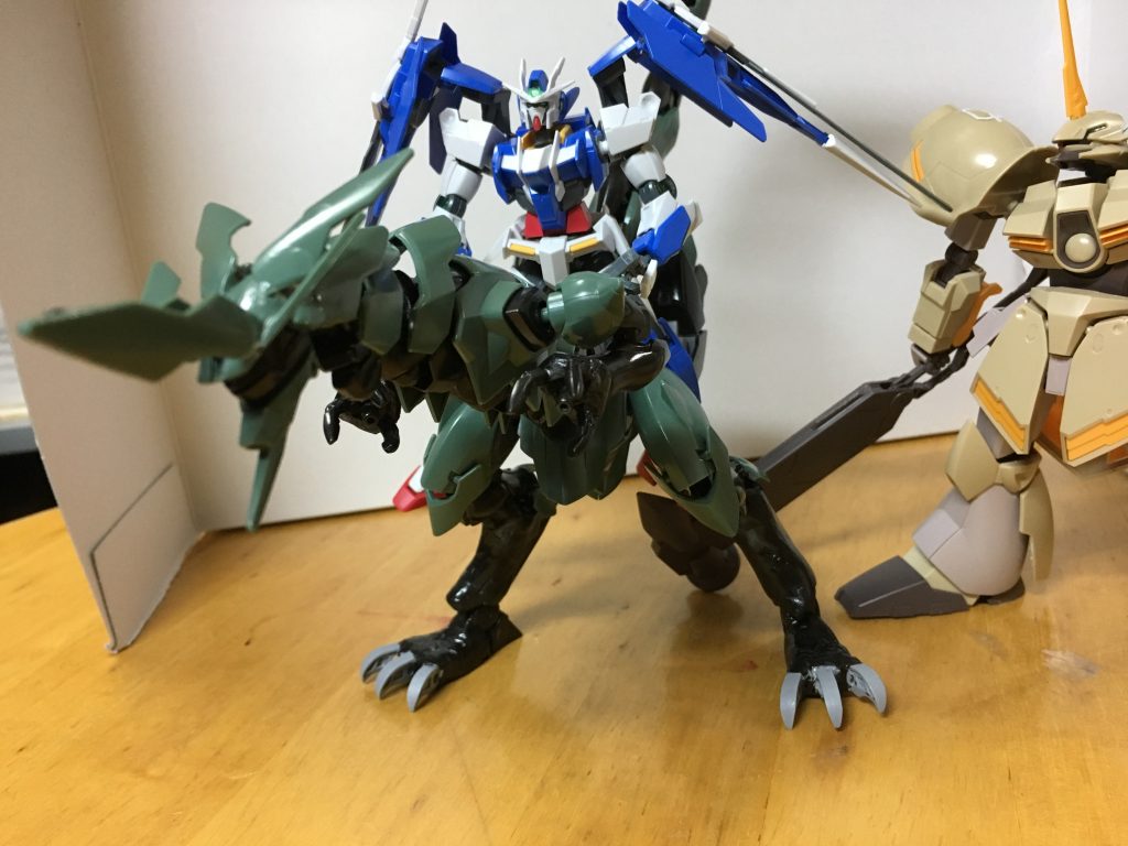 そして、細身かつ過干渉しないガンプラは騎乗することもできるのだった(ガルバルディリベイクは重いため不可)