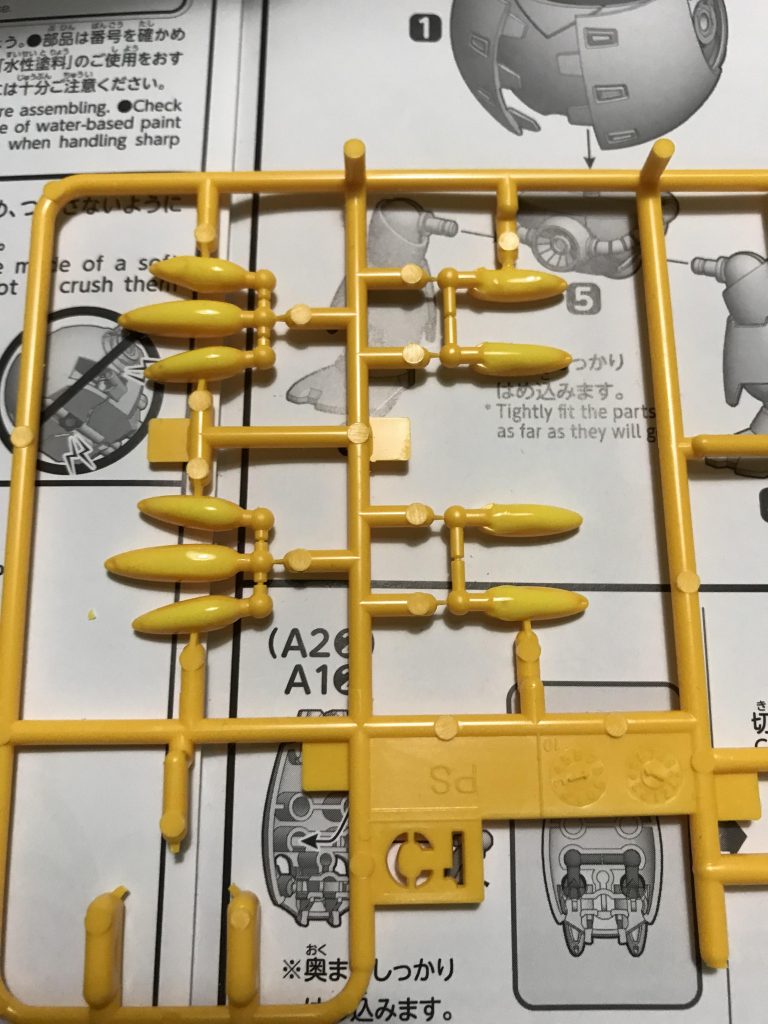 爪の肉抜き埋め。製作工程の半分以上はこの作業（主に乾燥時間）に費やされています。