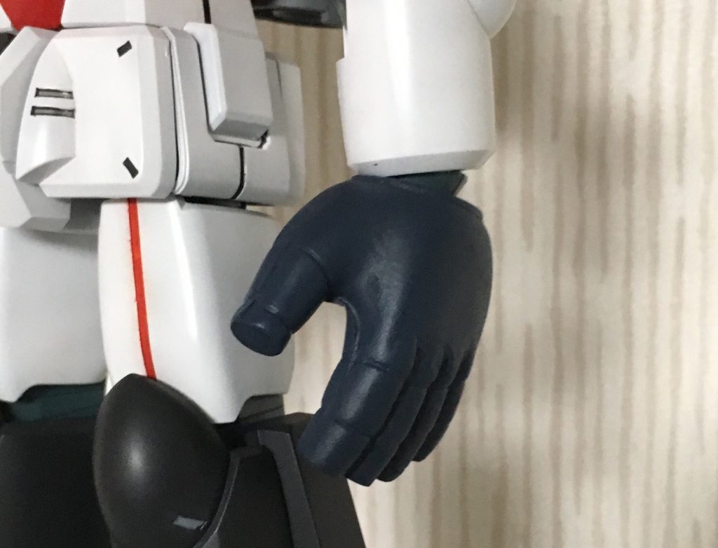 グローブは１／６０ザクの平手を加工してます。作った後で網部分が無い事に気づきました(￣▽￣；