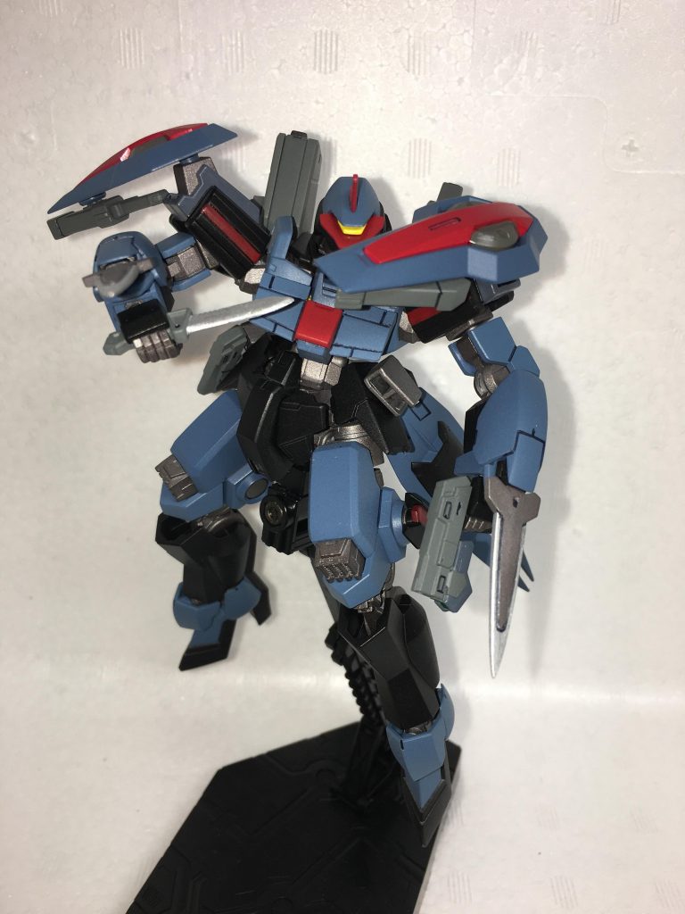 ナイフ、只のナイフ、けどビールサーベル系は仕込みだから見せ付けてはならんのだ！ハンドガン、カタールだけだと貧弱すぎるのである意味見掛け倒しの為に装備させてます。因みに、肩の装甲で防御アップ(のはず…)