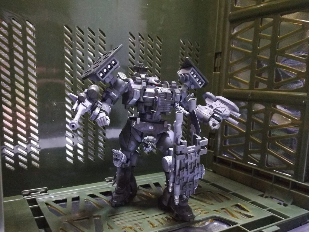 航空機から見るとMSは地上に落ちた長い影が目立つので、それに溶け込む濃い色で
関節部は油漏れやクラック見つけやすい整備性の良い明るい色で、ここは装甲の影に
隠れるから問題ないか…としたらコンテナ背景で見事に迷彩されたので白背景で撮り直しました。