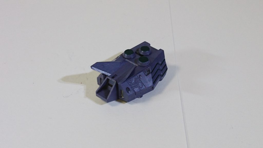 外部装着式HDエンジン。
脳内妄想では新機軸の防御バリアを発生させているため、バッテリーはもちろん核エンジンでも不安だったので外付けハイパーデュートリオンエンジンのつもりで作りました。
HDエンジン外付けなんて出来るわけないだろ!とか言わないでくださいネ・・・
アメイジングレヴの基部をベースにし、スーパーハイペリオンやブルーセカンドローエングリンランチャーなどの外付け核エンジンを参考にディティールを詰めています。