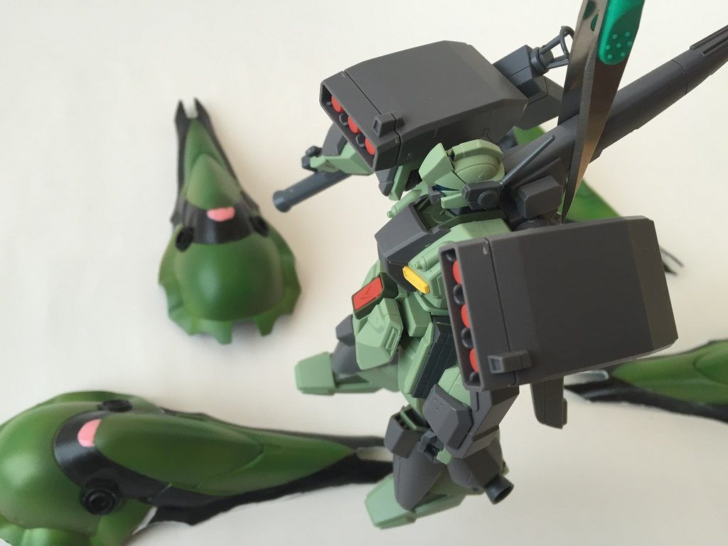 クシャトリヤは美食家。
好物はスタークジェガンです。
では、与えてみましょう。
おっと。もう匂いで気づいている個体がいますね。