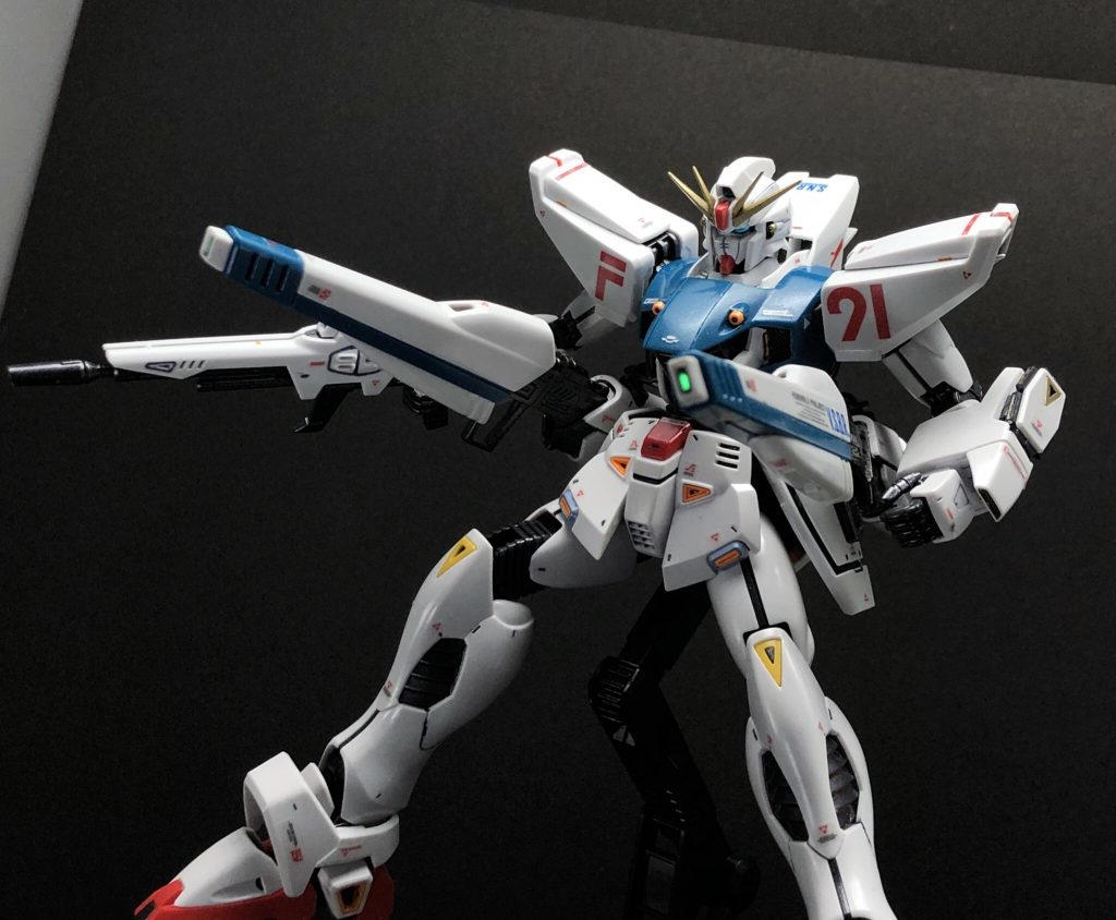 Variable Speed Beam Rifle
V.S.B.R
個人的に印象強いのがビームライフルと連動撃ちしてたシーンです。
シールドを貫いて落としたシーンも印象的です!