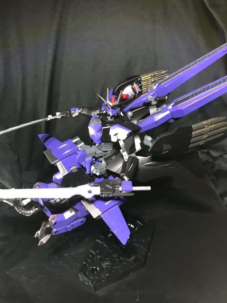 出撃時には飛行形態から出撃します。フェストジエンドを後ろ向きにするとこで存在感を大きくしてます。