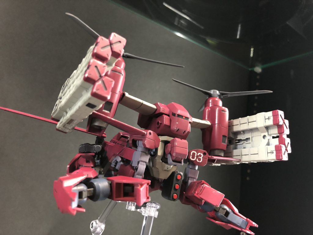 サイドのミサイルは向きを変えることで前方と真下に攻撃を。