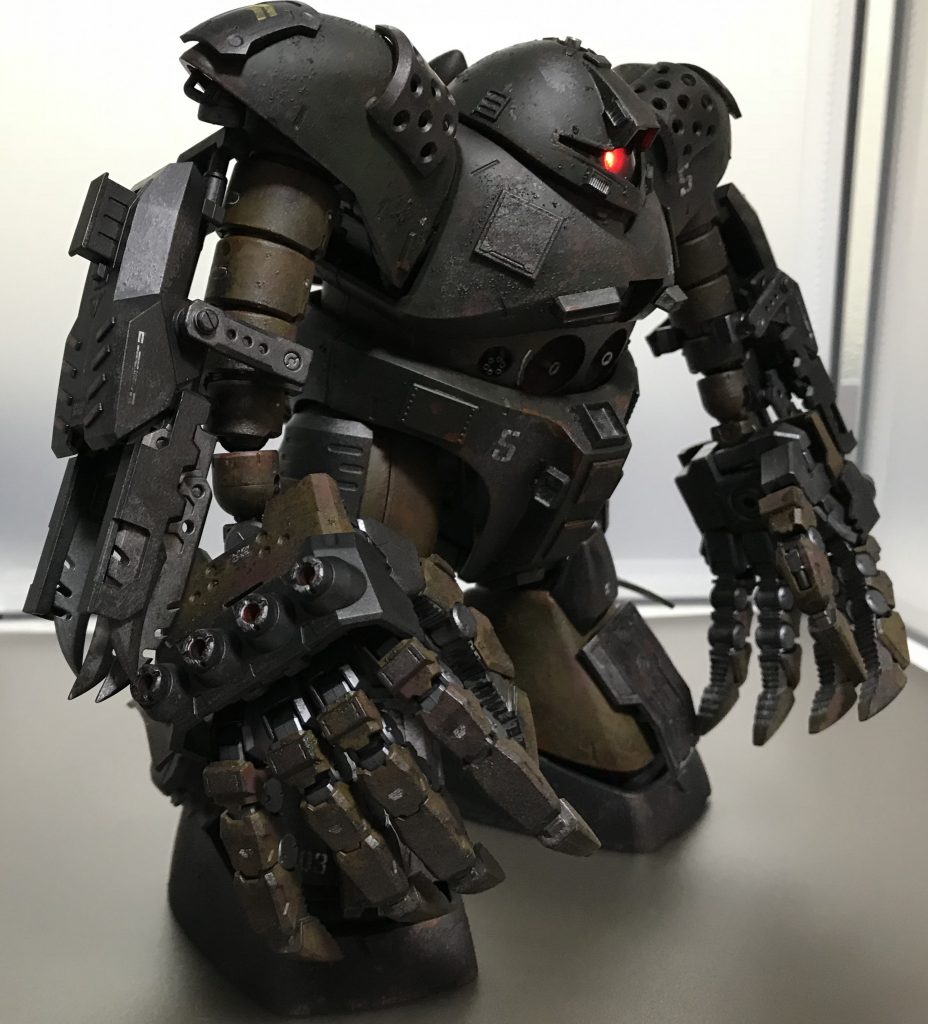 アイアンネイルはコトブキヤのオーバードマニピュレーターで大型化、コトブキヤのインパクトエッジを増加装甲に使用。
ガンダムハンマーを片手で受止め粉砕、ジムを掴んで握り潰すイメージで作成しました。