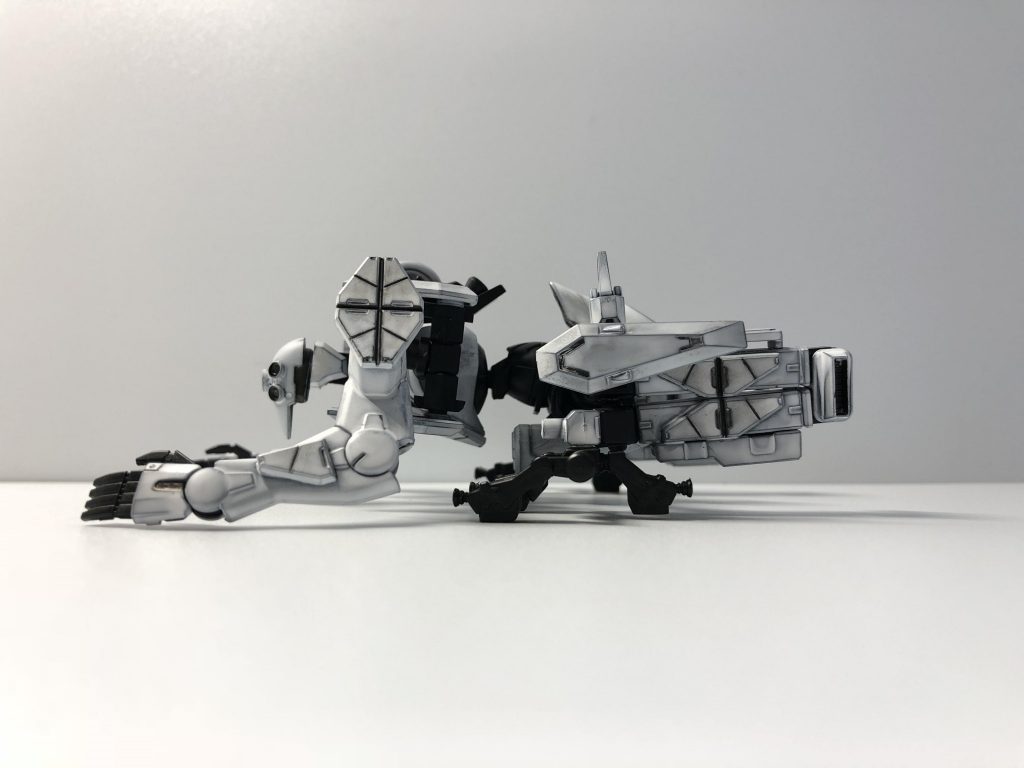 独自の変形機構を持ち、どんな所にも身を隠すのだ