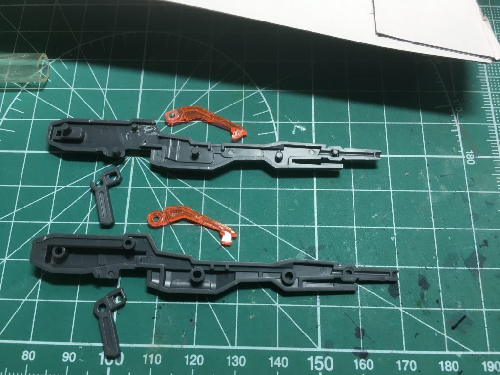 ツインバスターライフル上部のクリアパーツは後方の丸穴はハの字に切り欠きます。前方のピンは斜めに切り取りました。後ハメ加工したのはせいぜいこのくらいでした。