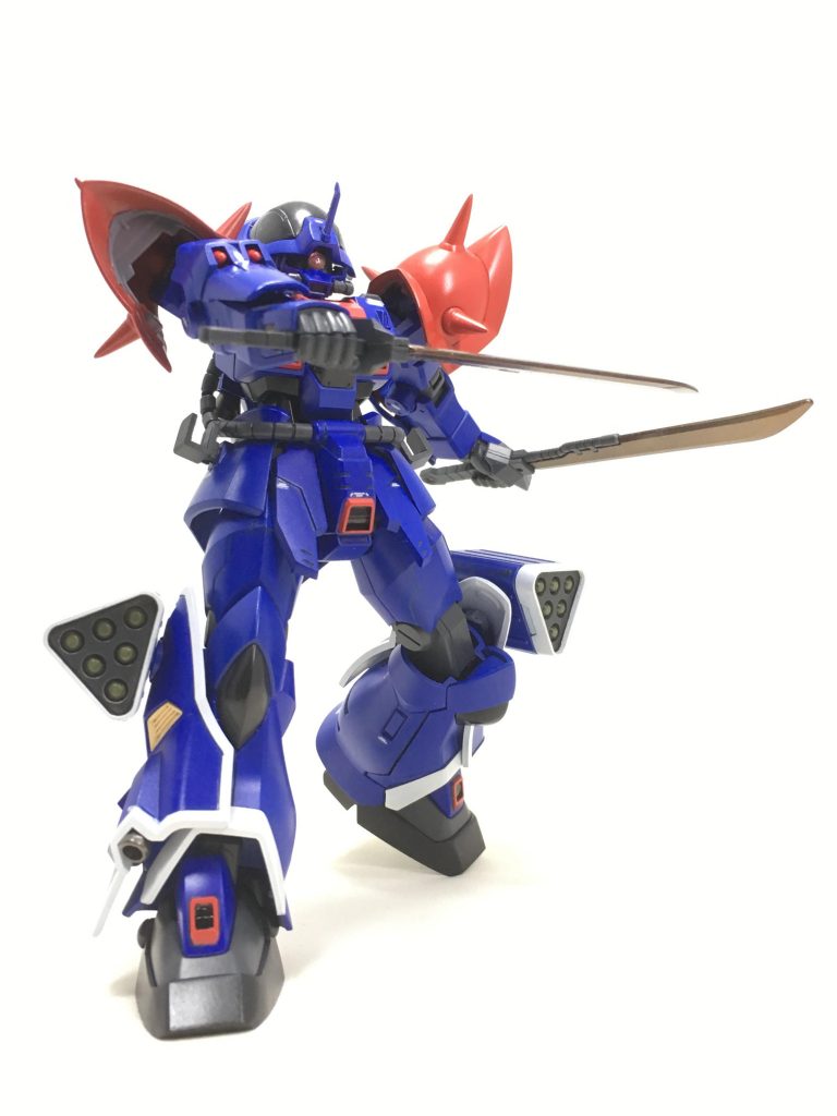 頭部大型化によりデザインは設定に近付きましたが、その代償としてあまり動かなくなってしまいました。