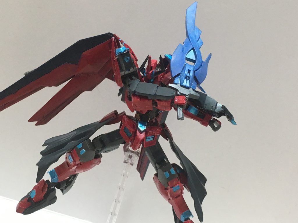 主武装は炎と氷の属性を使い分けられる剣です
通常の状態でも斬撃波を飛ばすことができますが、属性を纏わせ威力を高めることができます