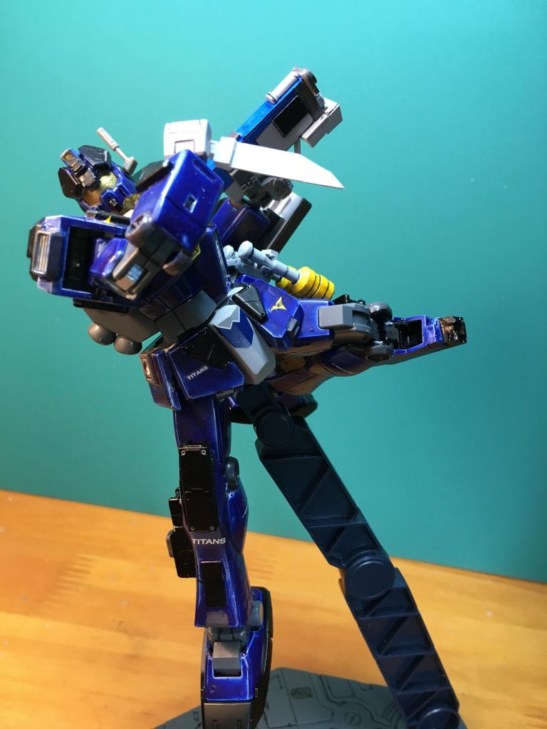 陸戦型ジムの頭部を近代化改修し、センサー感度は宇宙世紀0087年当時の最新型と同等に引き上げられた。

ハンドグレネードはシュツルム・ファウストのように弾頭を射出する。