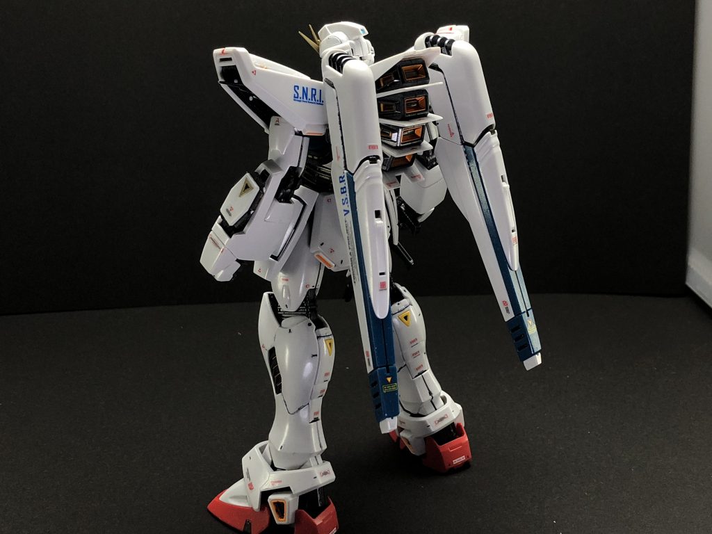 背面
正面含めて色分けは完璧ですね。
足の裏や、くるぶしのダクト、胸のバルカンにいたるまで色分けされてました。