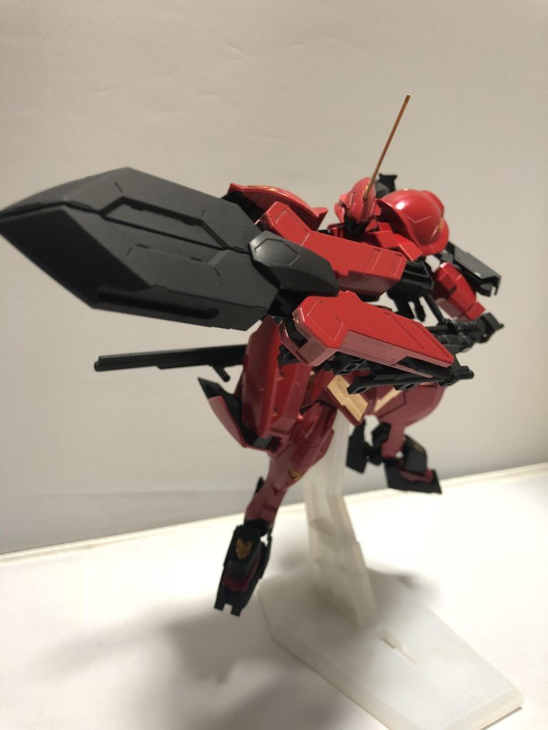 合体武器にすれば長柄の重武器になります
大盾部分は閉じれば鈍器、展開すればハサミになります
また、大剣部分を展開する事で両刃槍にも出来ます