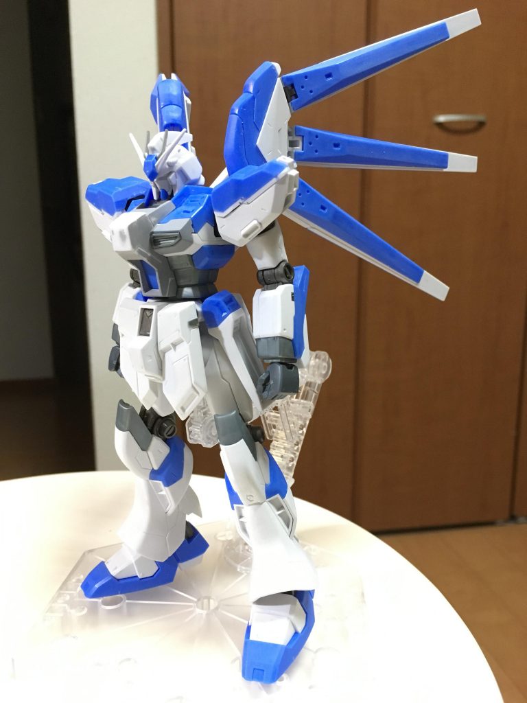 胸と肩を大型化し、胸を張れるようにしました。