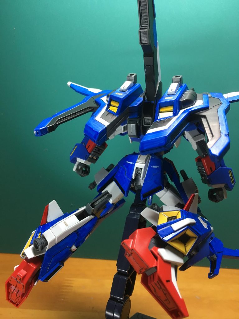 フェニックスバースト廃止に伴い、バックパック側面の隙間はプラ板でフタしました。主翼も元の可動部を無視して接着固定しました。
 
 ビームブレード装備のため、ジョイントを加工してハードポイントを設けました。