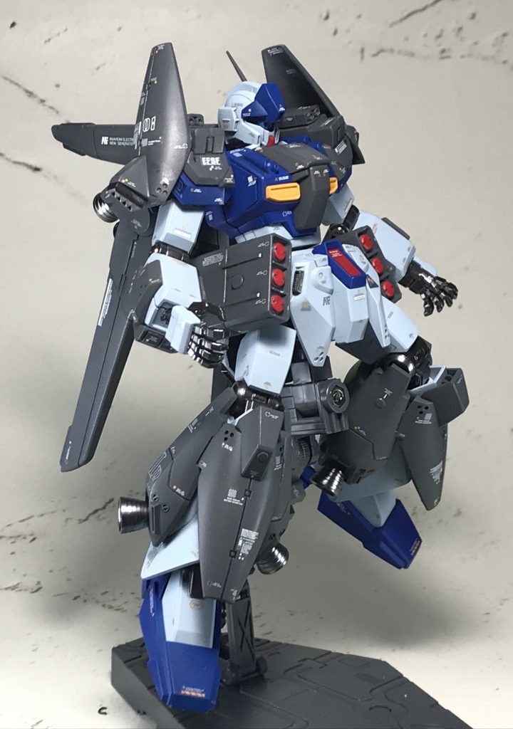 肩部にも増加スラスターが設けられたことに伴い、小型化された3連ミサイルポッドをオプションとして腰部に装備可能。威力は制式採用型に劣るが、固定目標や接近戦においては十分な威力を発揮する。