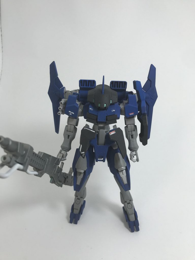 正面から。青、グレー、黒で塗装しました。