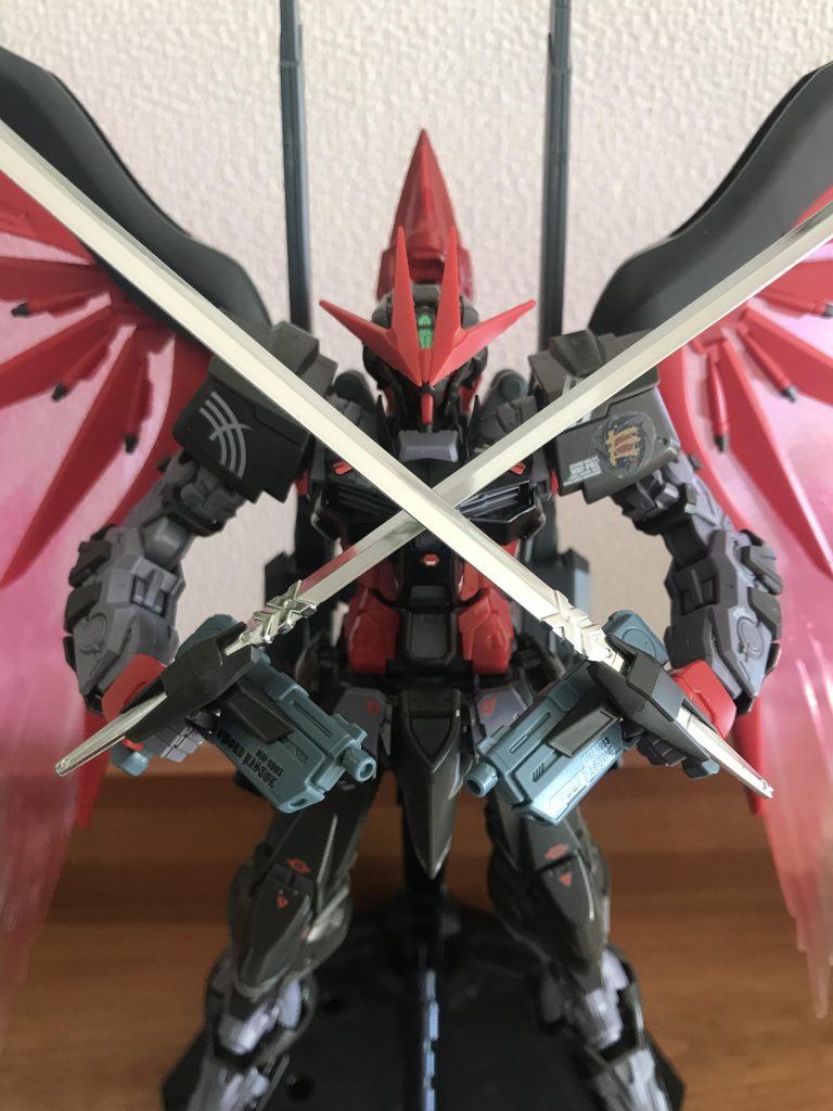 劇中でもビームを切り裂くソードピストル。