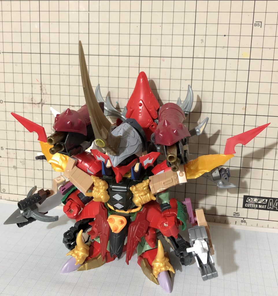 BB戦士のサザビー、クシャトリヤをベースにジャンクパーツを大量に使用しました。