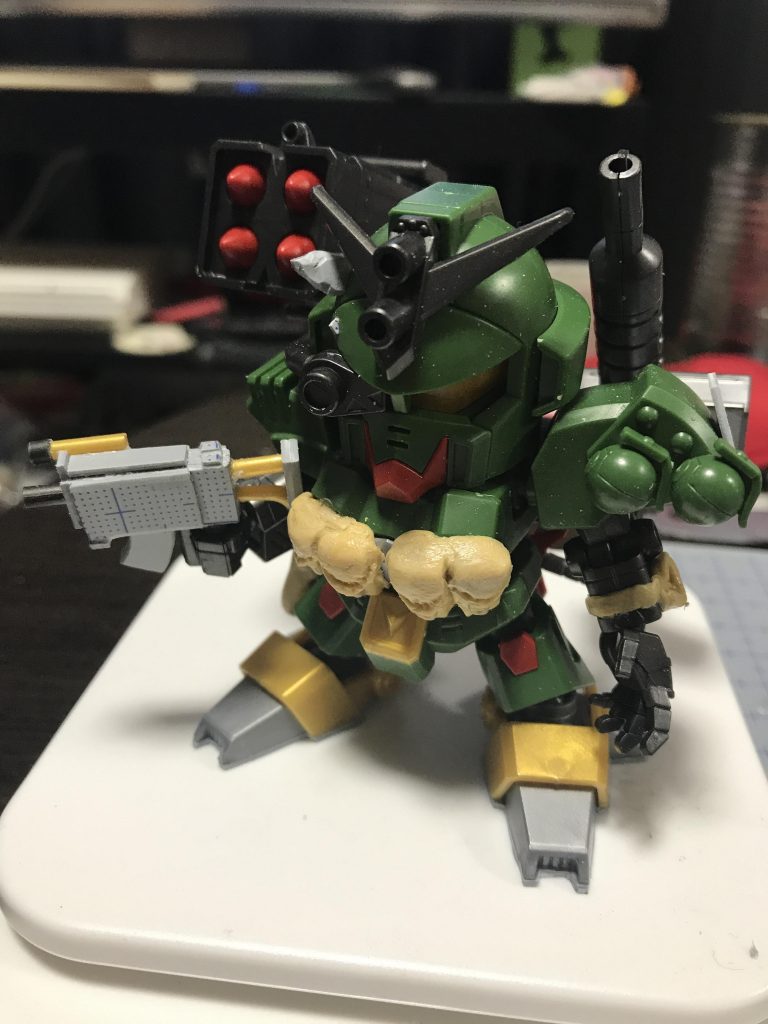 パテでモリモリ。どうやったらパテ造形が上手くなるのか...。