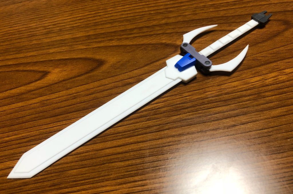 続いて背部ユニット&大剣です。
背部ユニットの隠し腕にはユーゴーの脚部、翼?部分にはギャラクシーブースターのパーツを使用しました。
大剣は前述の通りプラ板で製作し、ジャンクパーツ等で装飾しました。