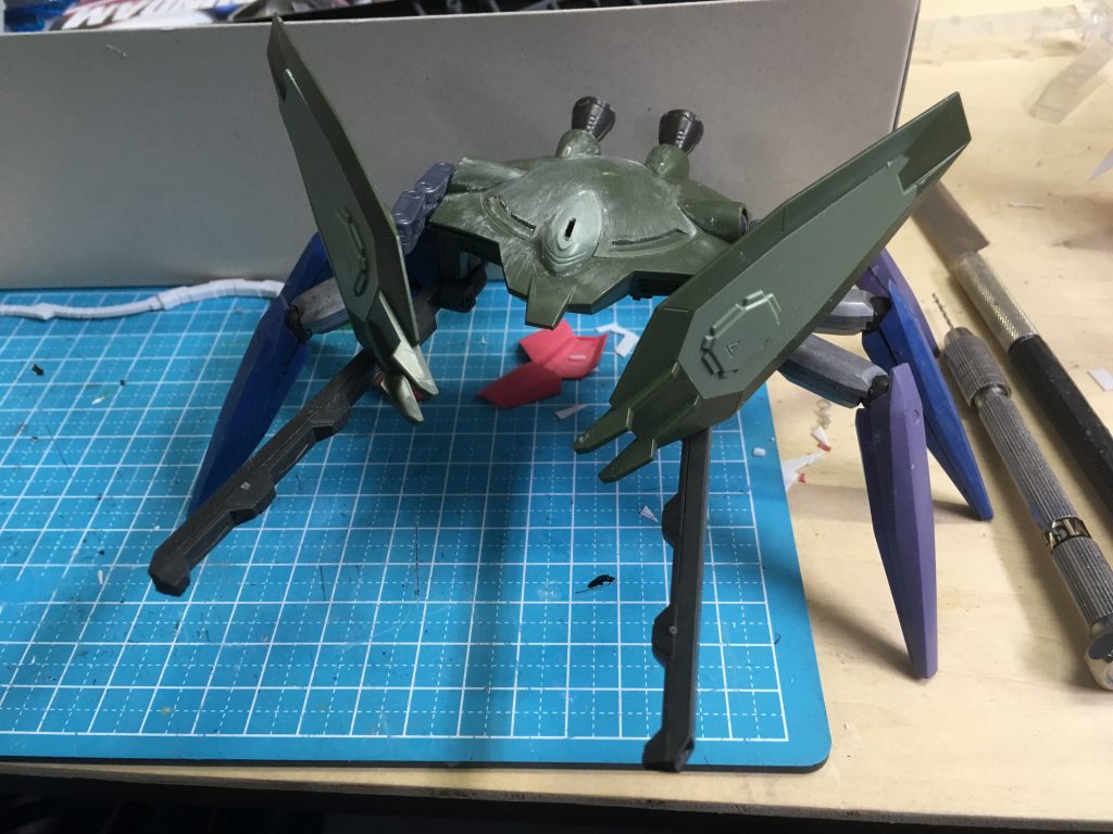 しかし、脚として使っていたパーツ(通称:蟹)が単体で可愛く見えてしまい、そちらはそちらで作ることにしてしまったので、こいつは脚を失いました。