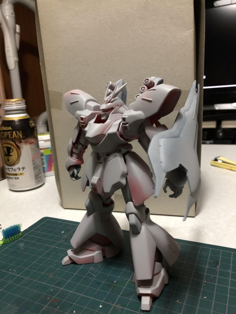 ①頭部3mm拡大して取り付け位置も変更
 
②肩4mmほど詰めて腕の軸を斜め上に移動
 
③腕を切り飛ばして関節を修正
 
④ファンネルコンテナを立つように稼働確保
 
⑤腰アーマー小型化
 
その他ちょいちょい直しました。
久々大分いじった。