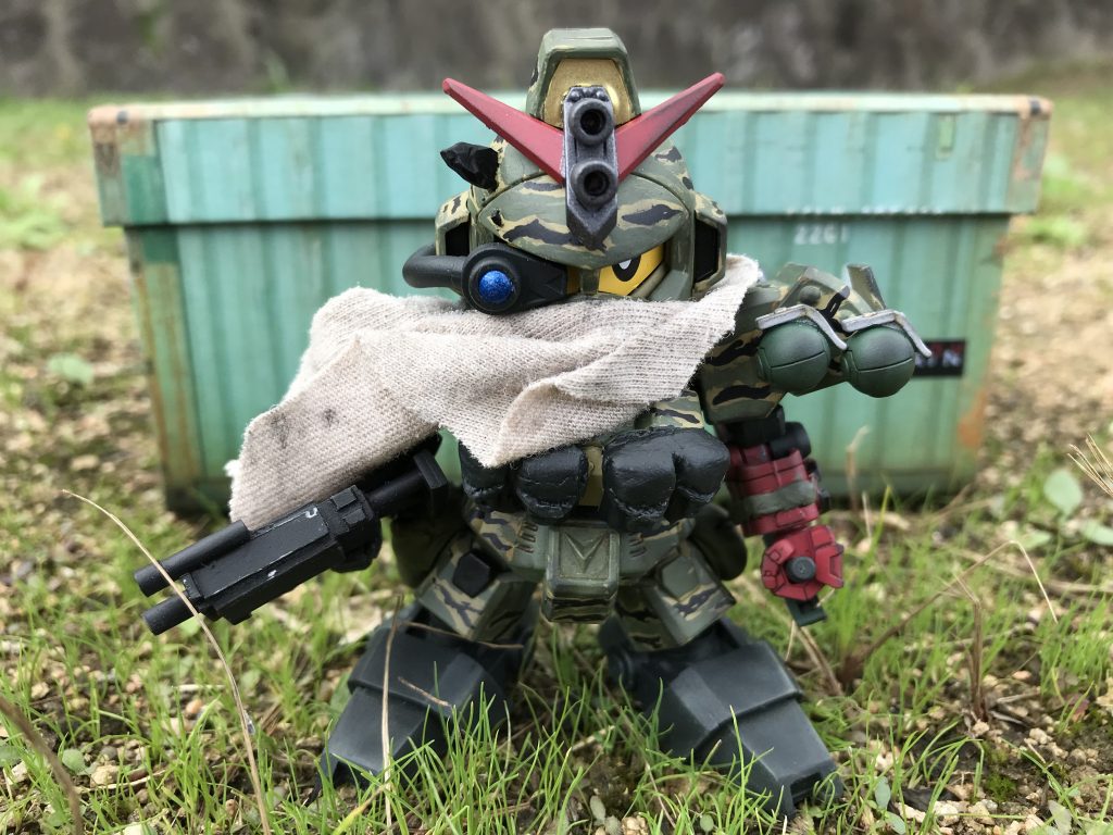 元キットはLEGEND BB戦士のコマンドガンダムです。頭には主人公と同じように破片が刺さってます。アンテナはゲームのパッケージの『V』のカラーである赤で塗装。