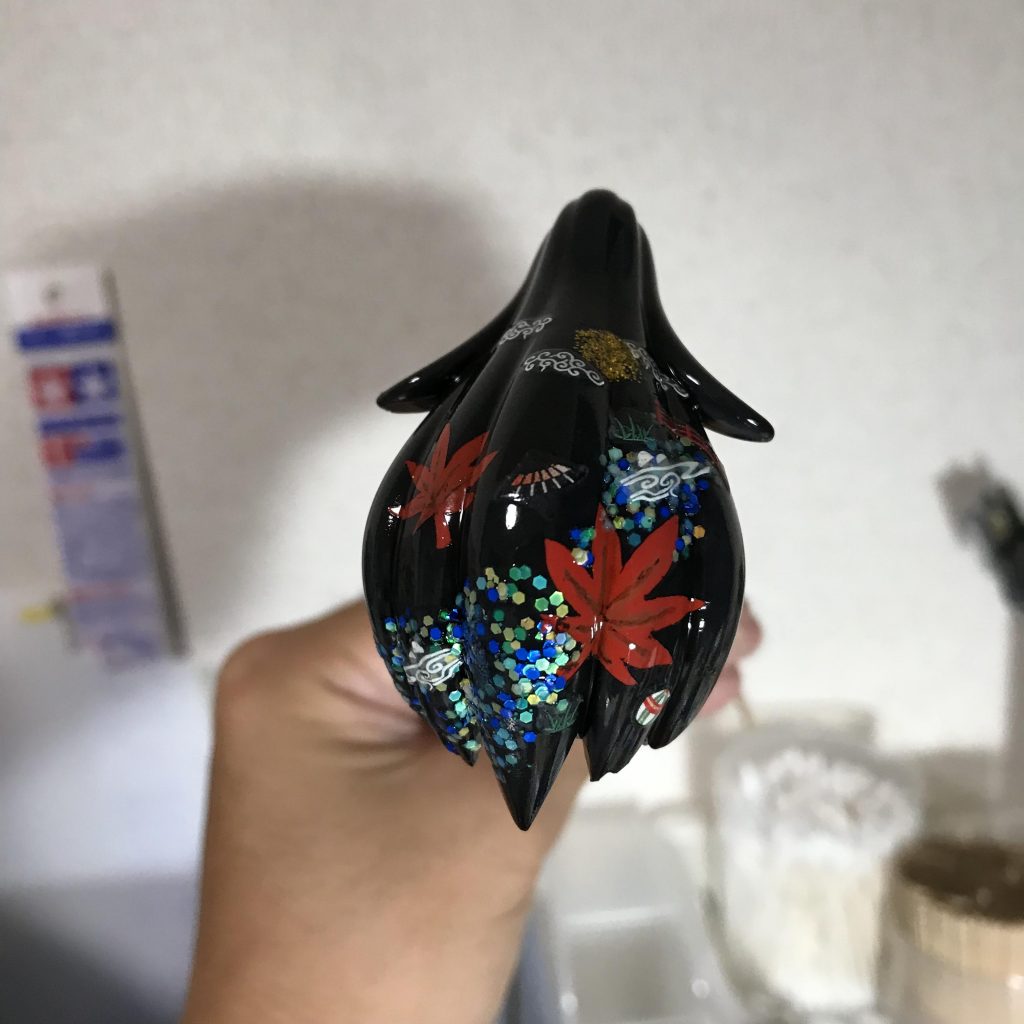 シールやラメを貼ったあと、クリアーをたっぷり重ねて吹きました。