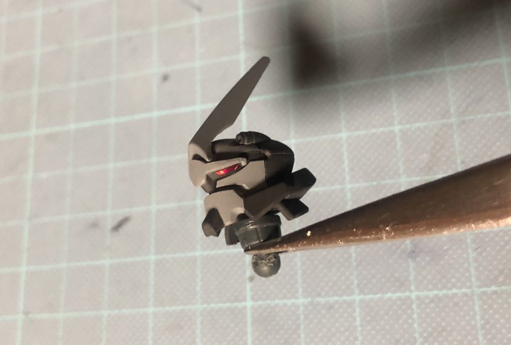 最後にお顔(◜௰◝)。
普段は影になって見えにくいですが、しっかりツインアイになっています。
こちらはアヘッドとファルシアの頭部パーツをミキシングしました。
以上です。
本家キャラクターにどれだけ似せられるか、ギミックをどう再現するか、などなど
考えを巡らせては試行錯誤する…そんな最高に楽しい時間を過ごせました。
やはりガンプラって良いですね!