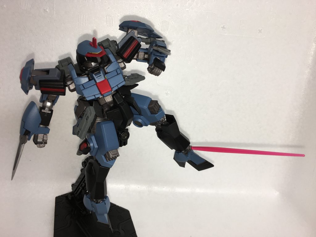 脚の仕込み武器は(以下略)

つま先とか踵とかにビールサーベルとかヒートダガーとかあるけど、くるぶしからは無いよな〜＆装甲の下に仕込めば武装は無いとしか思えないからかなり奇襲に使えそうだな〜と会社の昼休みに思いついたのが元ネタw
まぁ、代わりに防御はアレですがね…