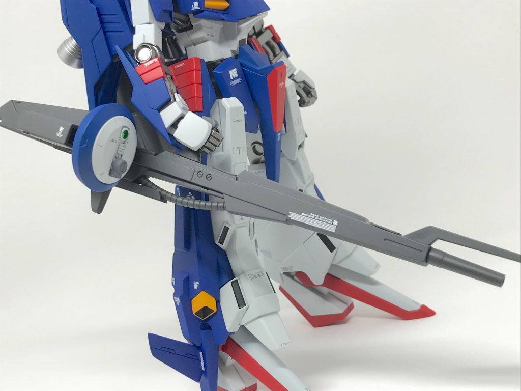 この機体の見せ所の一つであるロング
ビームライフルです。
持ち手の位置とレドームを取り付けた
だけですが、随分と印象が変わったと
思います。