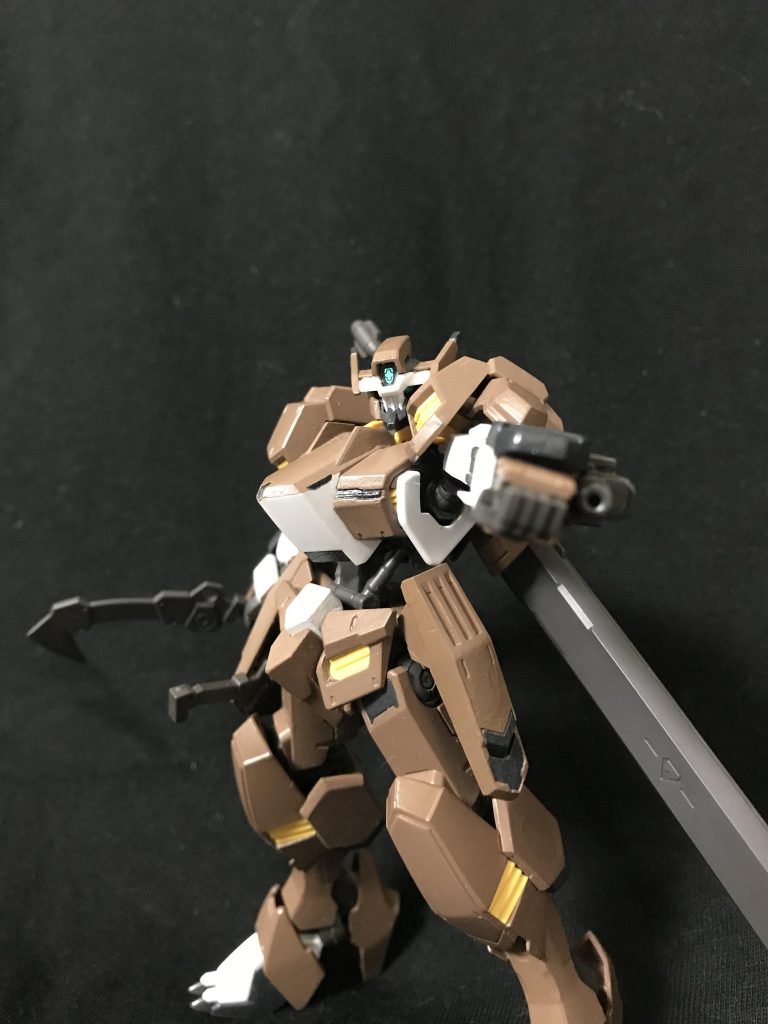 固定兵装はバルバトス第六形態のものですが、こちらはルプスのものと同じ200mm砲です。
射程こそ短いですが近距離では有効打になり得る武装となっています。
鉤爪型のコンバットナイフで装甲を剥がしてそのまま弾頭を撃ち込むといった戦法が主です。