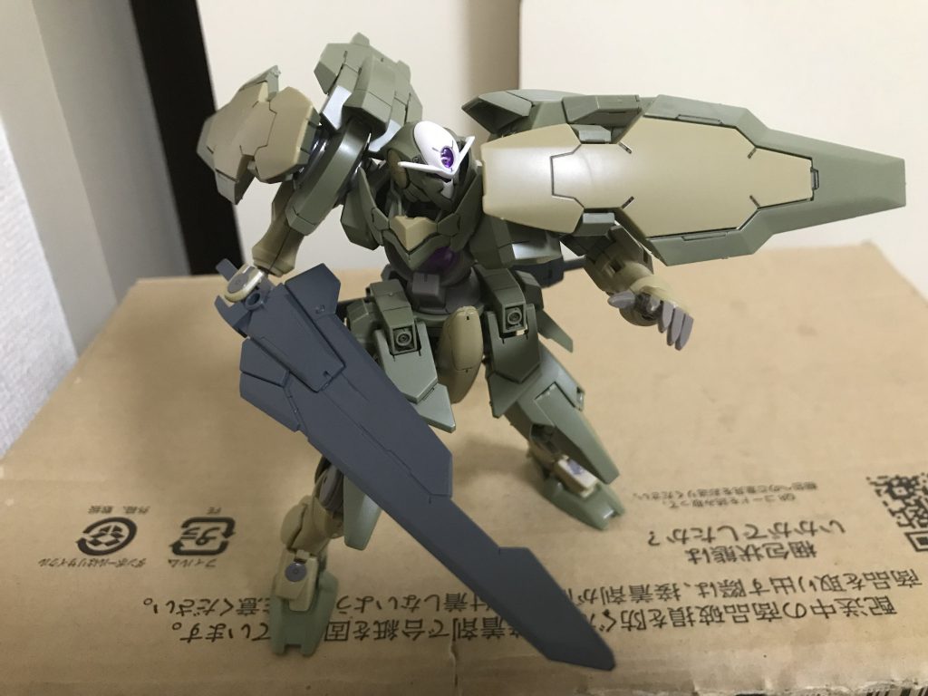 ジンクスⅣ。エリに隠れて見えなくなってる後頭部の下半分を切り落として首の可動域を広げようと思ったのですが、おかげでポロポロ落ちます。ごめんよ。