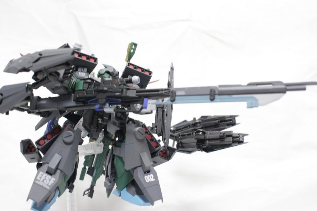 射撃姿勢2。シールド裏にはビームマシンガンが搭載しておりミサイルと併せて弾幕が薄くなることはありません。