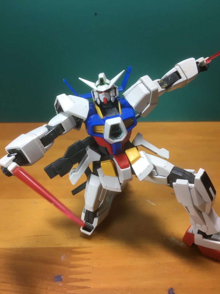 僕の買った個体は襟がスポスポ外れやすかったので、両面テープで固定してしまいました。
 腰後ろの展開式マウントは幅が狭かったので、ドッズライフルのフォアグリップを挟めるように削って調整。
 ビームダガー・サーベル用のクリア刃が付属するのはうれしいですね。このビームダガーの刃をエクシアに用いた方もいらっしゃるのでは?
