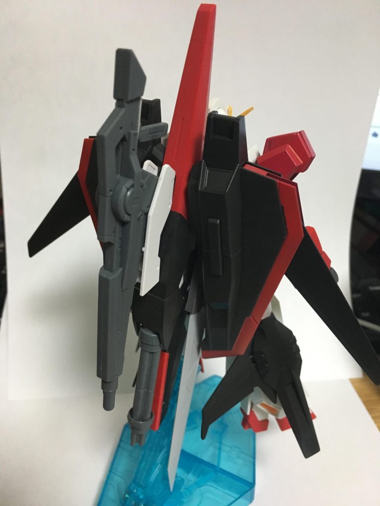 ちなみに背面にシールドとライフルを背負うことができます。