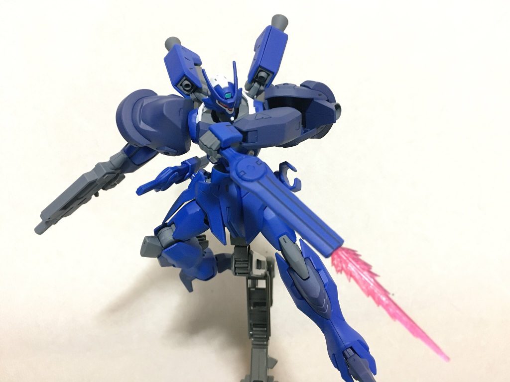 左手に持っているのはビームダガーです
モンテーロの収納状態のジャベリンの先端に接続穴を開けてビーム部を取り付けられるようにしました。ちなみにこのビームのピンクパーツはジャンクの山から発掘したものなのでなんのパーツかは不明です(汗)